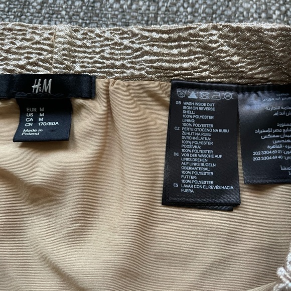 H&M woman’s mini skirt gold glittery in gently used condition Size M - Picture 7 of 7